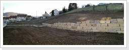 Natursteinmauer setzen aus Muschelkalksteinen fertig